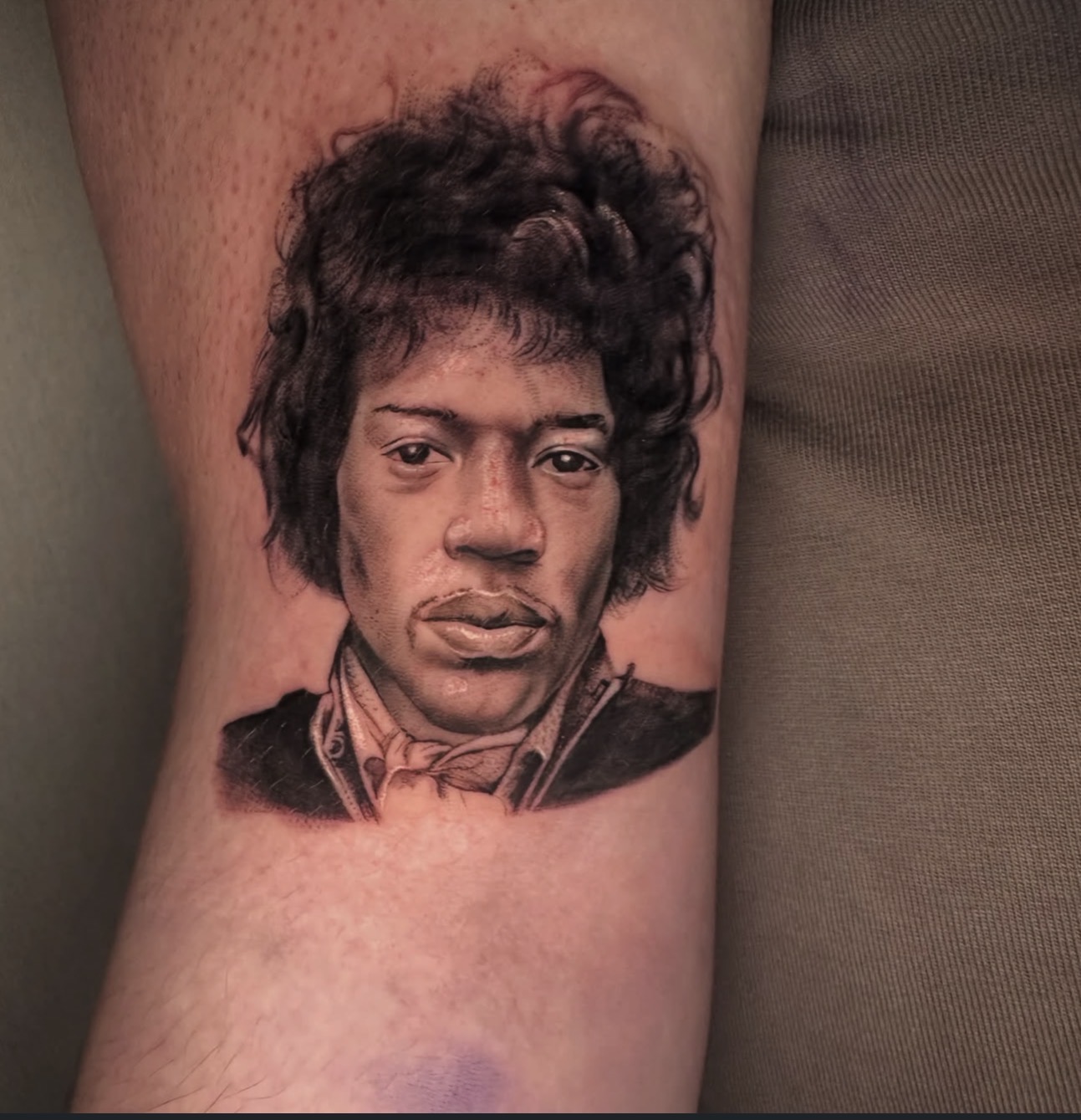 Portrait realism, lower leg